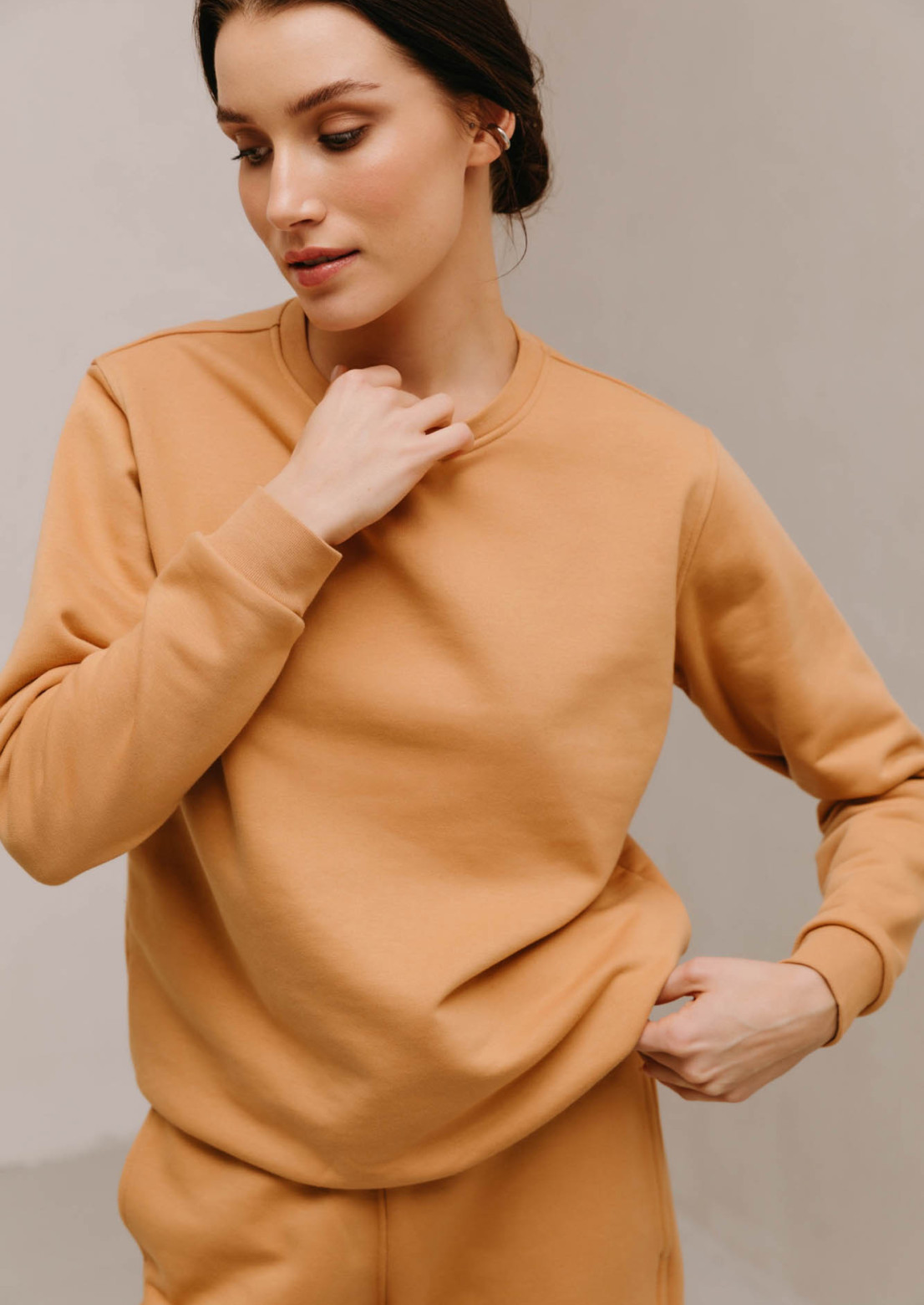 Caramel color women basic three-thread sweatshirt